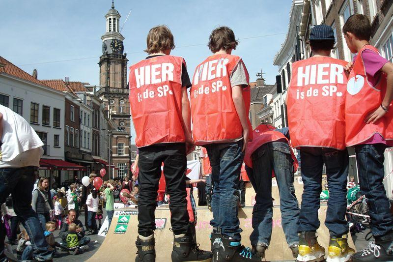 ROOD organiseert tientallen skaters. Zij voeren actie voor skatebaanverlichting. Tijdens een van de acties plaatsten zij een mini-ramp op de markt.