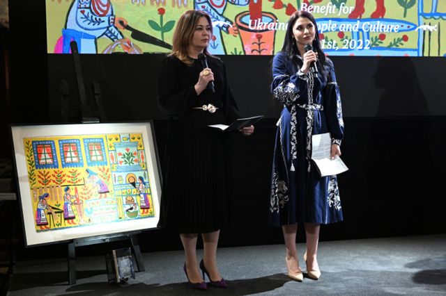 Картину Марії Примаченко продали на аукціоні у Венеції за 1110 тис. євро, розповіла ВВС онука художниці Анастасія Примаченко (на фото праворуч)