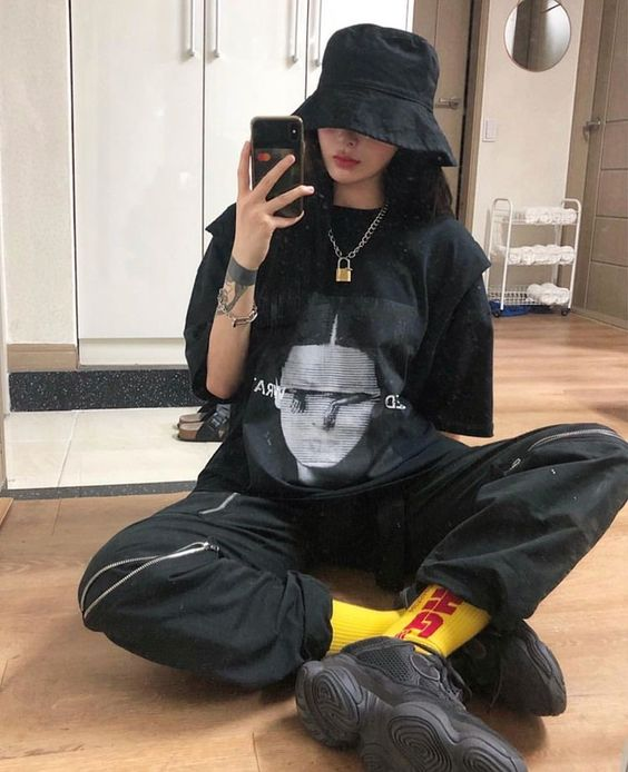 Phối Bucket hat với quần jogger và áo phông dáng rộng