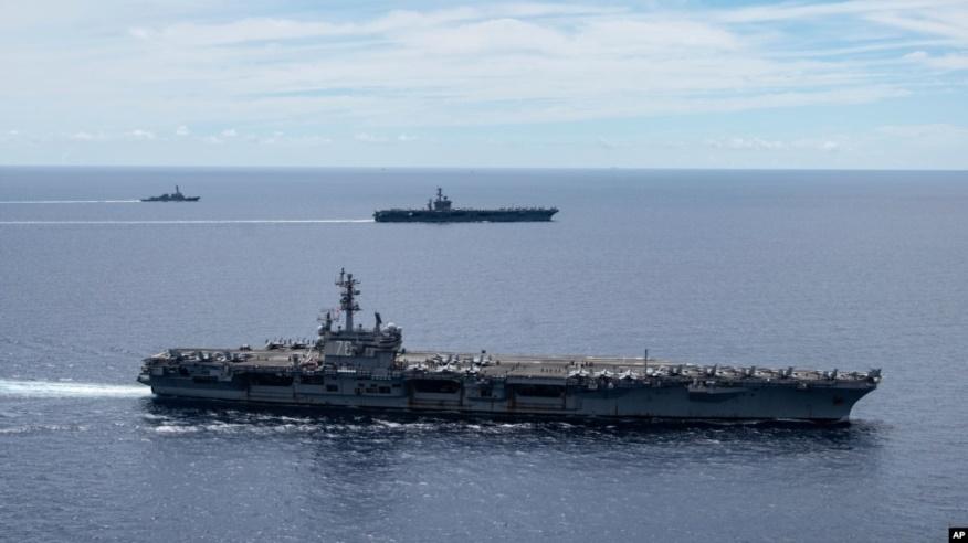 Hai tàu sân bay Mỹ USS Ronald Reagan (trước) và USS Nimitz (sau) đi cùng nhau ở Biển Đông hồi tháng 7/2020 (ảnh tư liệu).