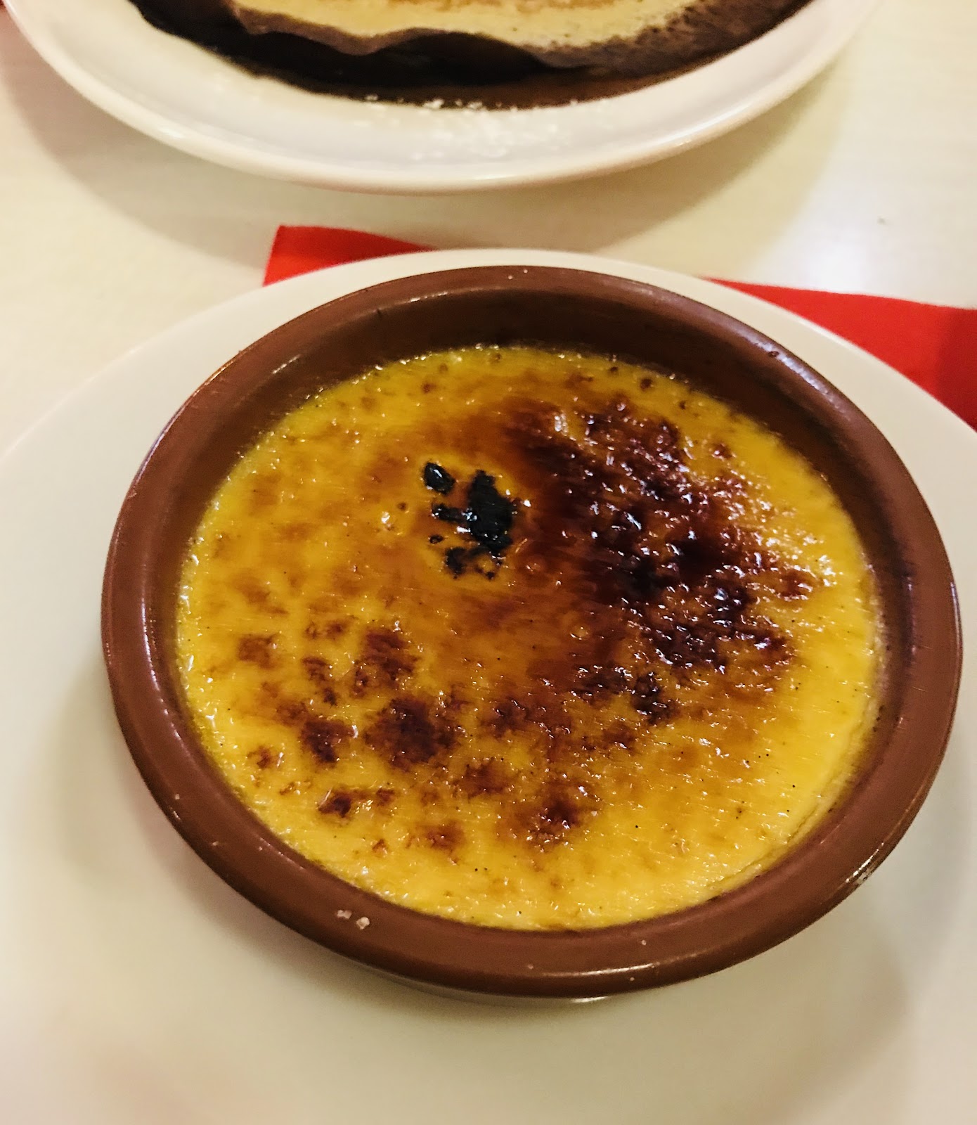 フランス パリ にある アメリ のロケ地になったカフェへ 映画に出てくるクリーム ブリュレのお味は トトの映画と一人旅