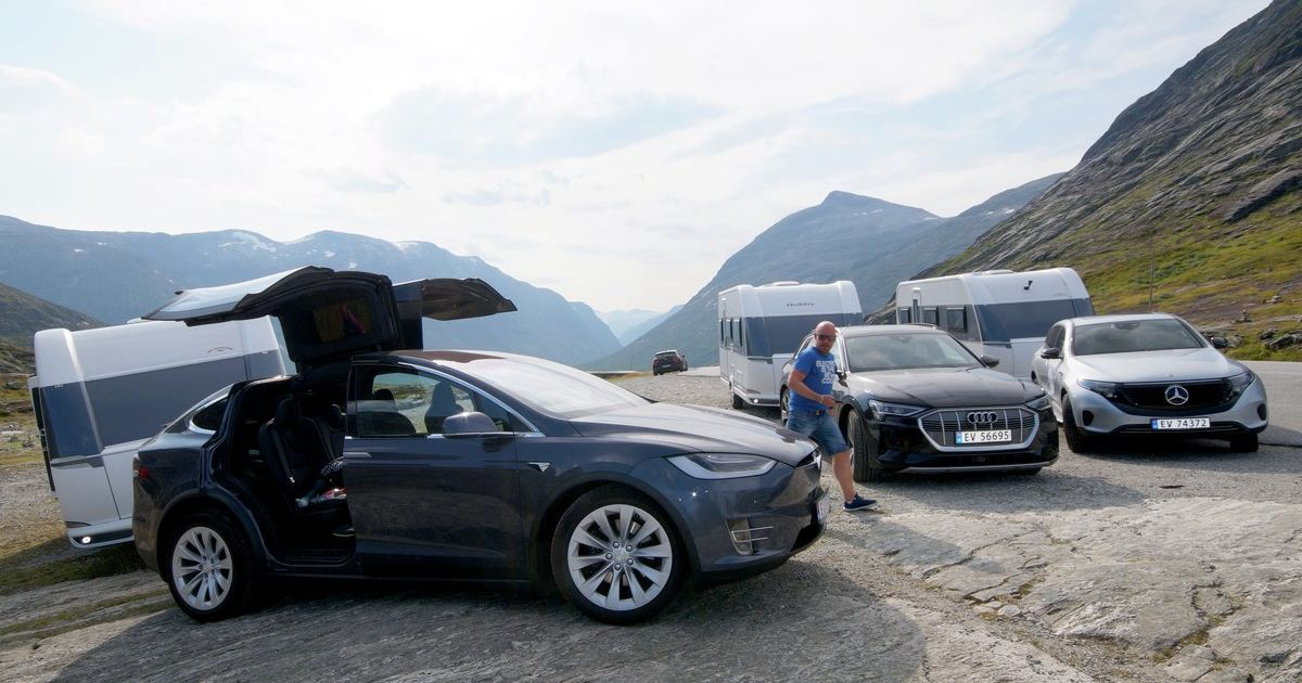 электрические кроссоверы Tesla, Audi и Mercedes-Benz на испытаниях с кемперами 