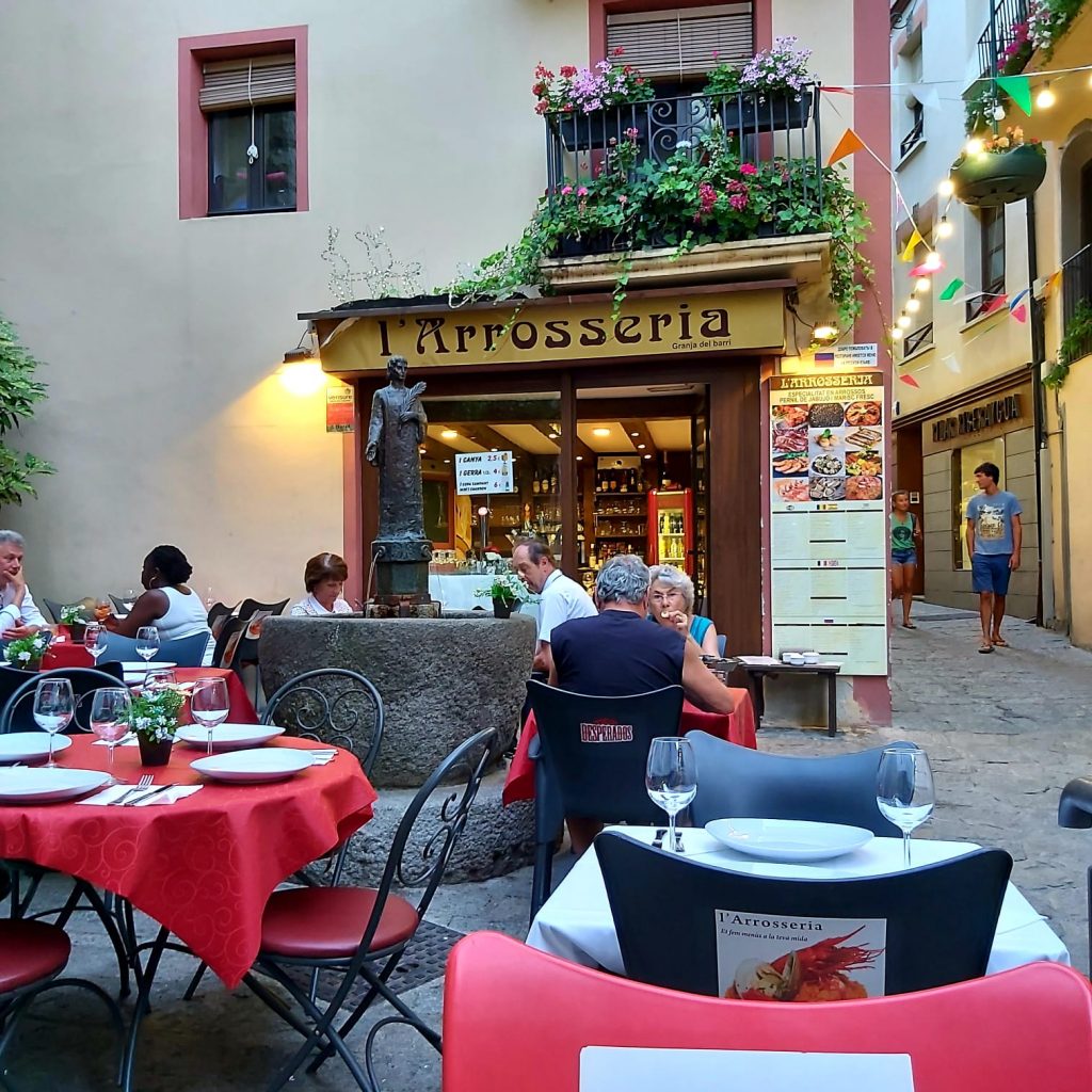 Un Restaurante singular es el restaurante Arrosseria Andorra donde podemos comer una gran variedad de Paellas y arroces caldosos, desde la típica paella mixta hasta el arroz caldoso de Bogavante Gallego