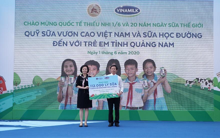 Vinamilk mang niêm vui uống sữa đến với trẻ em Quảng Nam