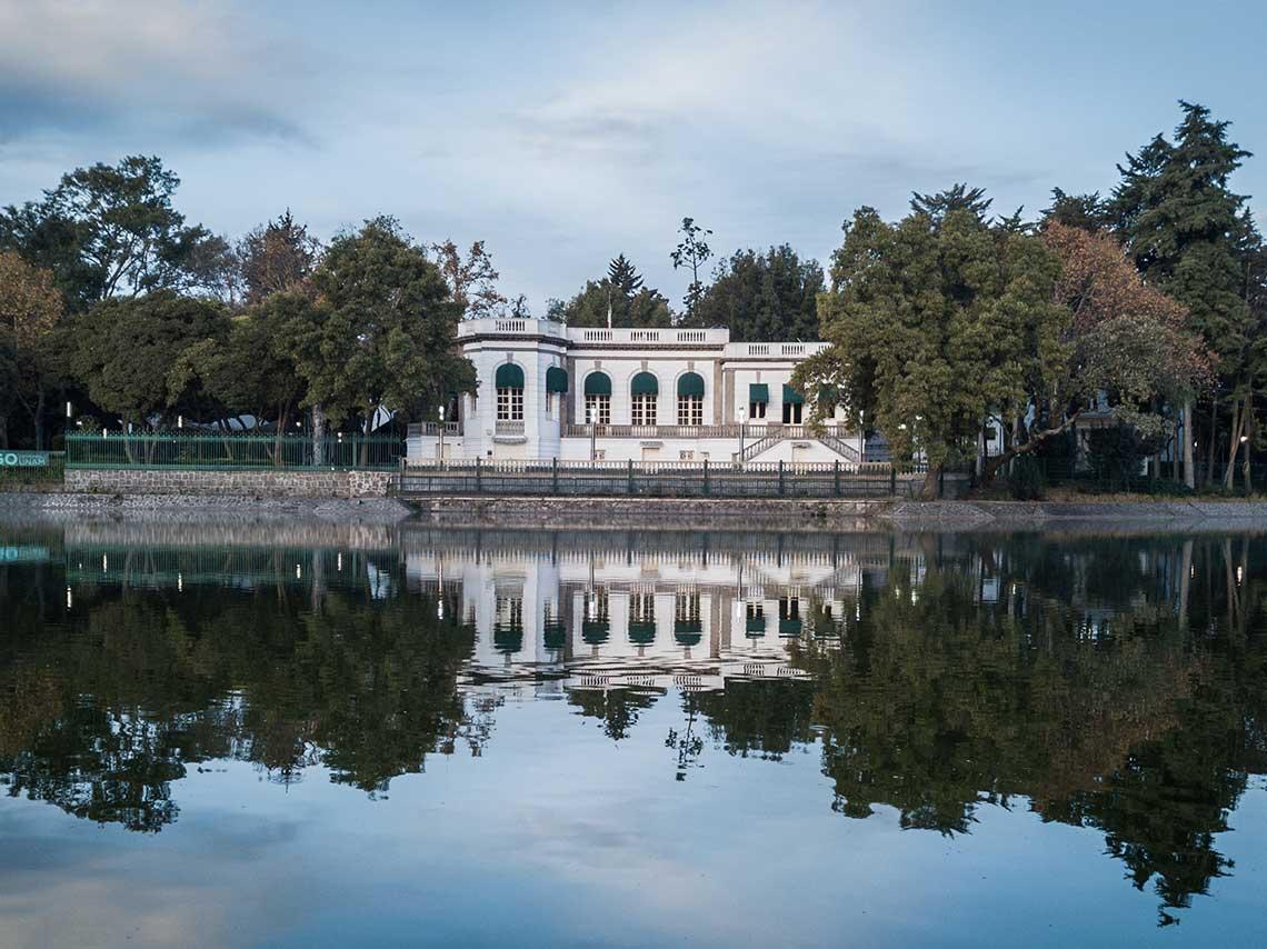 Un lago al lado de un edificio

Descripción generada automáticamente