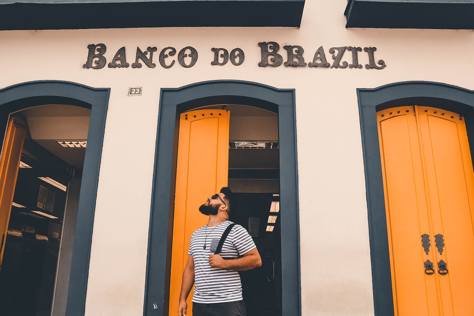 Homem em frente a um ''banco do brazil''