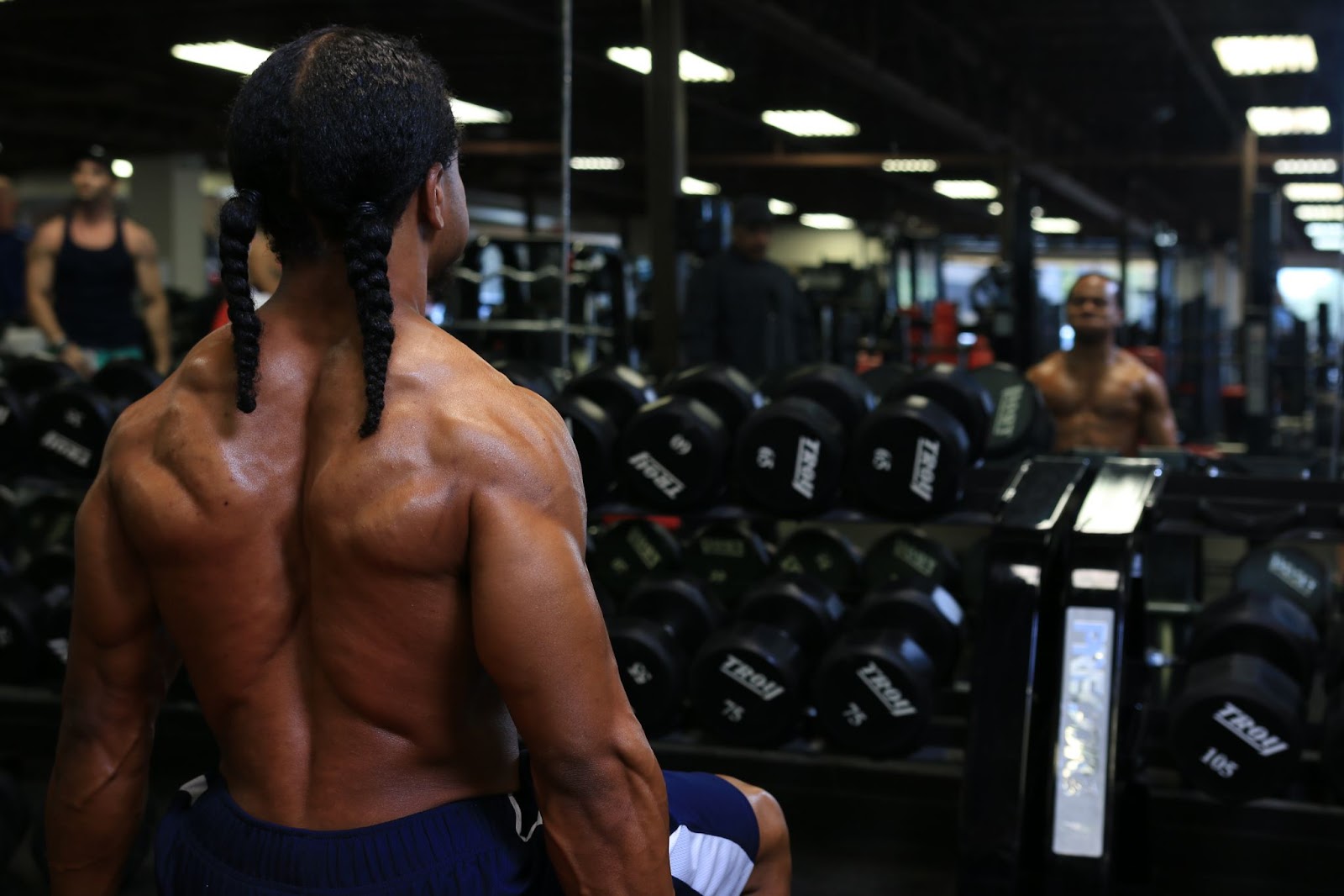 man weight lifting in the gym 