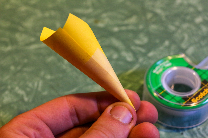 Post-it a forma di cono e usa un pezzo di nastro adesivo per tenerlo in posizione.