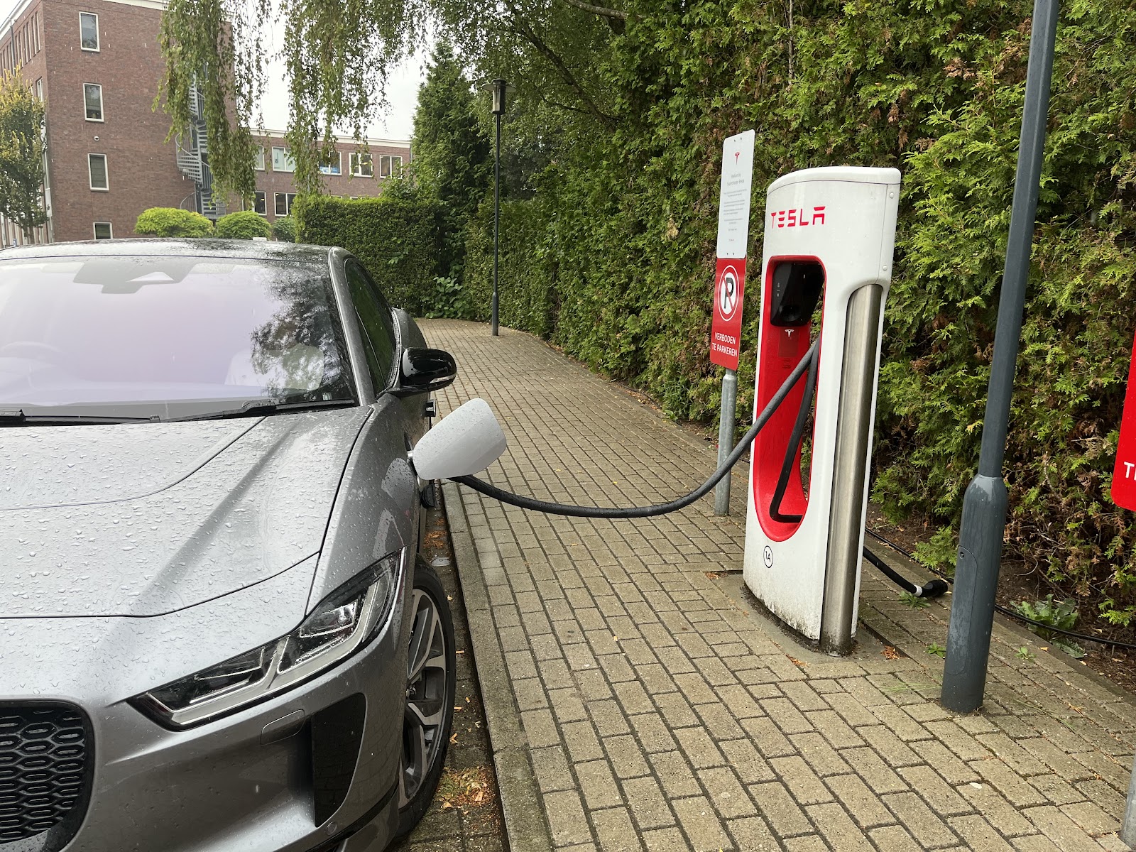 How do i charge my tesla at a supercharger best sale