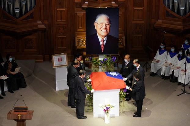 李登辉追思礼拜,台湾副总统率五院院长覆盖国旗。(图源:路透)