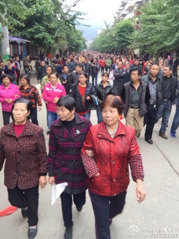 福建尤溪万人游行示威围堵政府迫使当局放弃污染项目