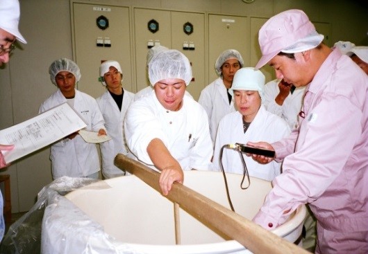 Kondo Sake Brewery makes the most of nature's bounty and is particular about water and rice. Genuine sake brewing with friends.