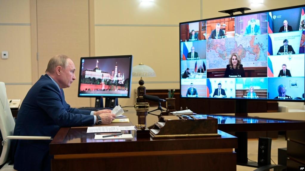 Tổng thống Vladimir Putin tham dự phiên họp của Nội các Nga tại dinh Novo-Ogaryovo bên ngoài Moscow.