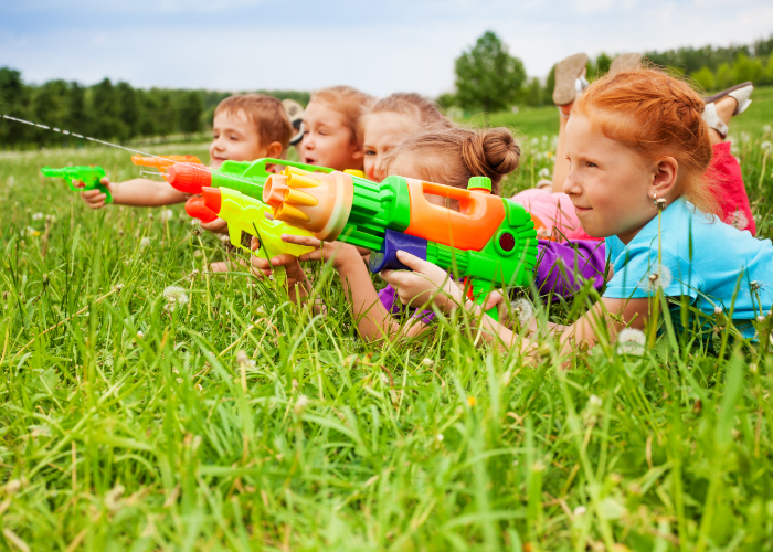 деца които си играят с детски играчки оръжия