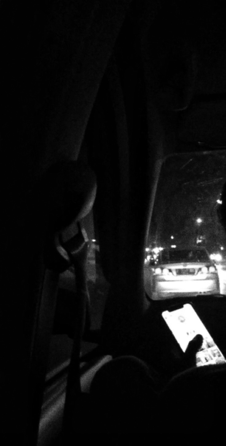 “Таксист жол акыны жыныстык катнаш менен төлөөнү сунуштады”. Коомдук транспортто ыдыкка кабылган кыздар (Фоторепортаж)