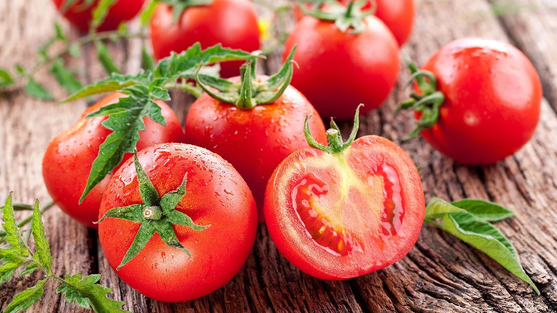 Cà chua có công dụng làm sạch da, loại bỏ các tế bào chết