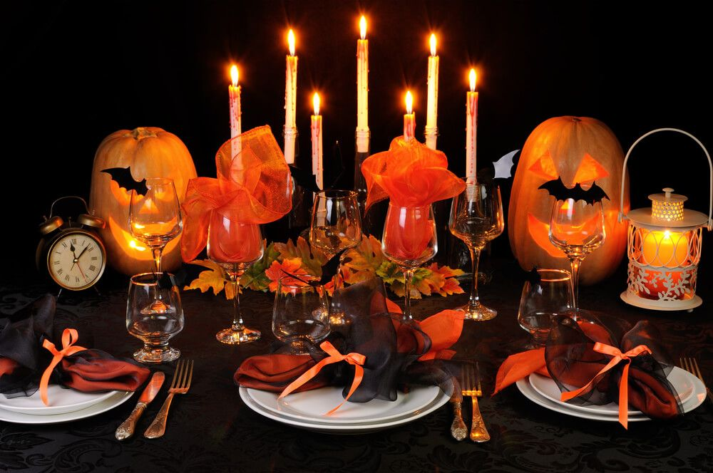 Decoração de mesa festiva para o Halloween 2023 | apolonia no Shutterstock