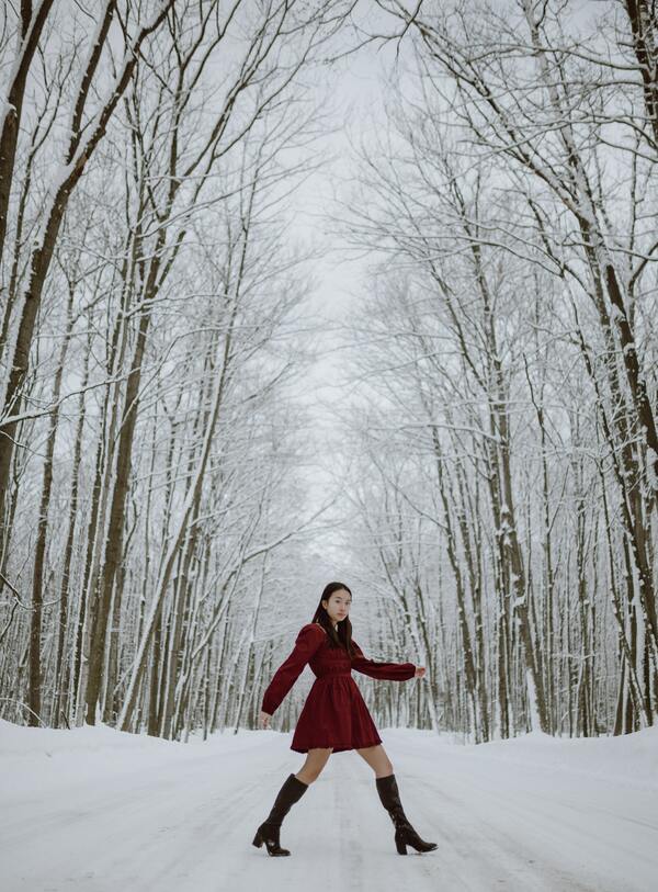 foto de uma mulher asiática na neve 