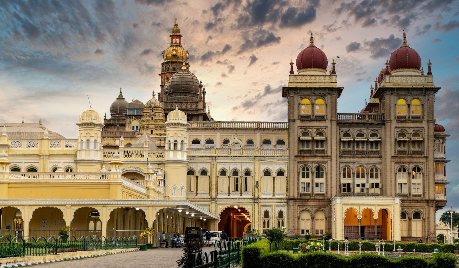 Image of the current Mysore palace rebuilt in 1912.