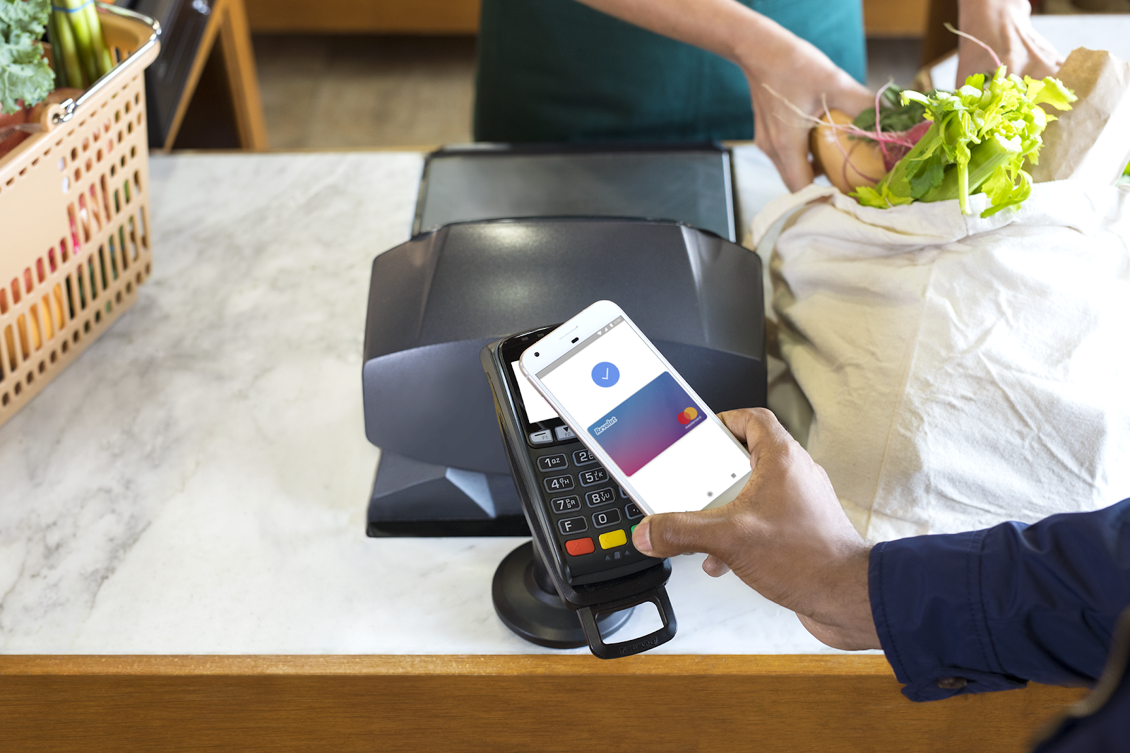 une personne utilise son téléphone pour payer dans un magasin