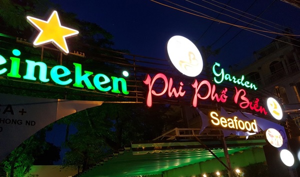 Mẫu 12. Biển quảng cáo quán ăn hải sản Phi Phố Biển kết hợp đèn LED đẹp, thu hút
