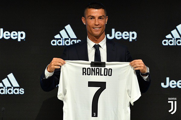 Ronaldo officially put on the Juventus shirt