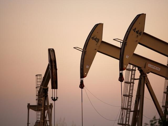 Oil rigs extract petroleum as the price of crude oil rises to nearly $120 per barrel, prompting oil companies to reopen numerous wells across the nation that were considered tapped out and unprofitable decades ago when oil sold for one-fifth the price or less, on April 25, 2008 in the …