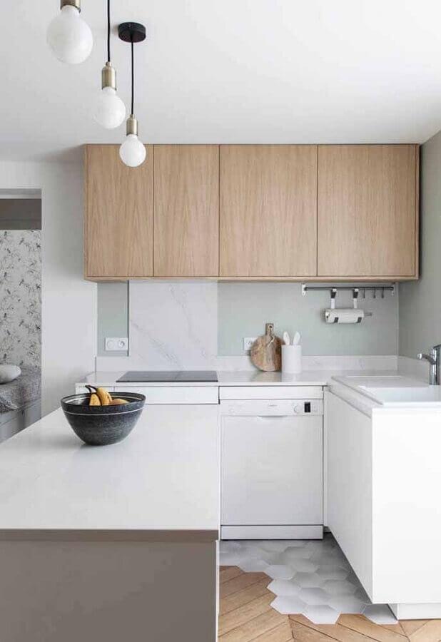 Cozinha com armários amadeirado superior amadeirado e inferior branco, bancadas brancas, piso metade hexagonal e metade amadeirado.