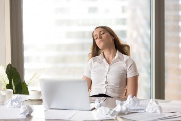 Tired businesswoman sleeping in chair at the desk Free Photo