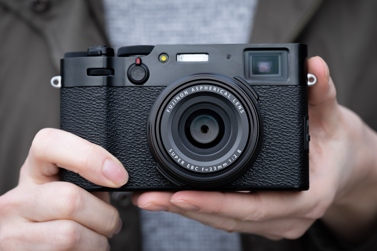 FUJIFILM X100V Black удобна при поездках 