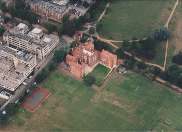 Linacre College được thành lập vào năm 1962 và được đặt theo tên của học giả thế kỷ 16 - Thomas Linacre.