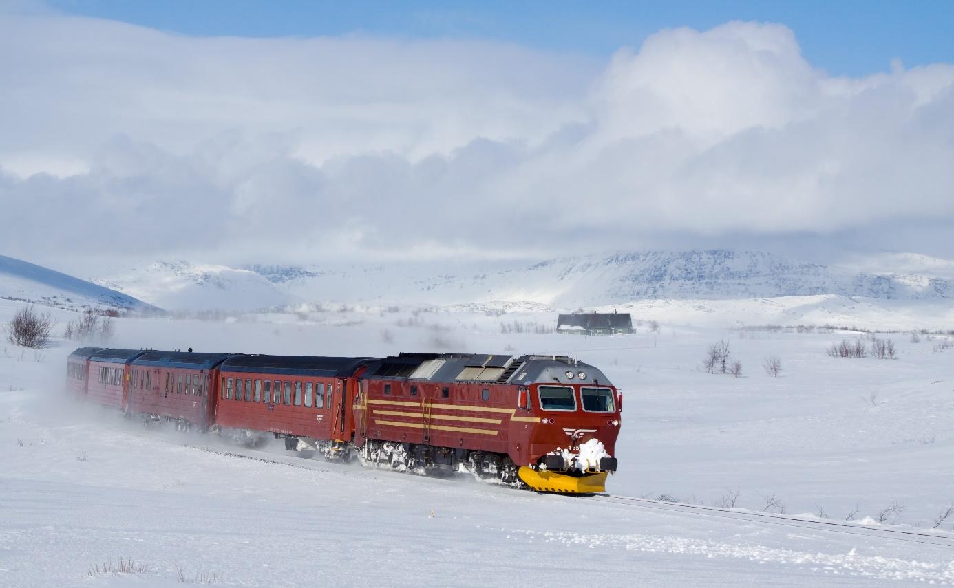 Bilde av et tog om vinteren.
