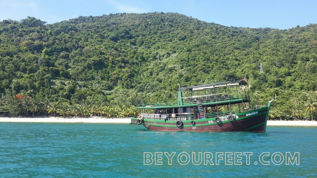 Boats-bringing-tourists-to-the-Cham-island