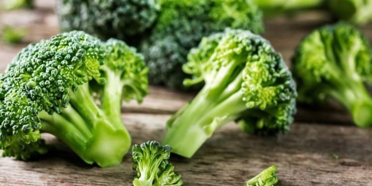 A bunch of broccoli

Description automatically generated with medium confidence