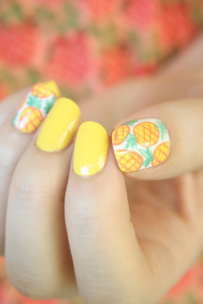 gelber Nagellack, Ananas als Dekoration, Sommerideen für Nageldesign