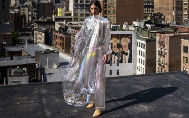 Vendido por US$ 9,5 mil em um leilão em 2019, o vestido Iridescent não existe no mundo real; foi criado como um filtro de foto digital