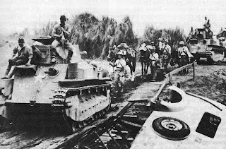 Ficheiro:Japanese light tanks moving toward Manila.jpg