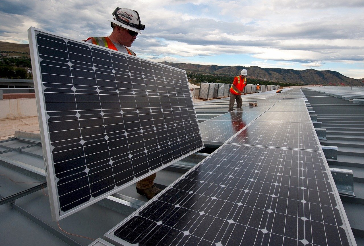 Existem alternativas sustentáveis de energia limpa, como é o caso da energia solar. Para isso, utiliza-se placas fotovoltaicas, que capturam a luz solar a transformam em energia elétrica.