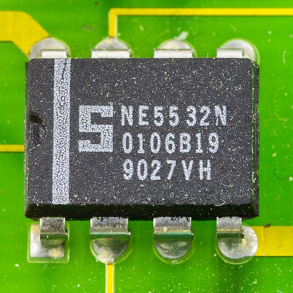 A dual noiseless NE5532N op-amp on a printed circuit board