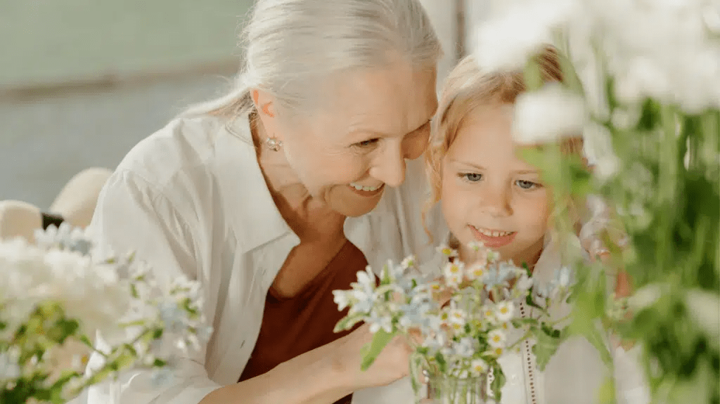 famille-monoparentale-organisation-famille-unie : une grand-mère et sa petite-fille font des arrangements floraux