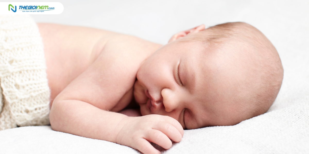 Tại sao trẻ sơ sinh ngủ hay nằm sấp?