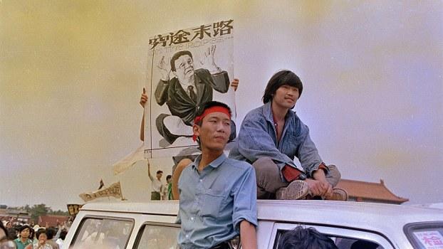1989年5月23日，「八九民运」期间，有示威学生打出反对李鹏的抗议海报。李鹏在「六四事件」中持强硬态度。（美联社）