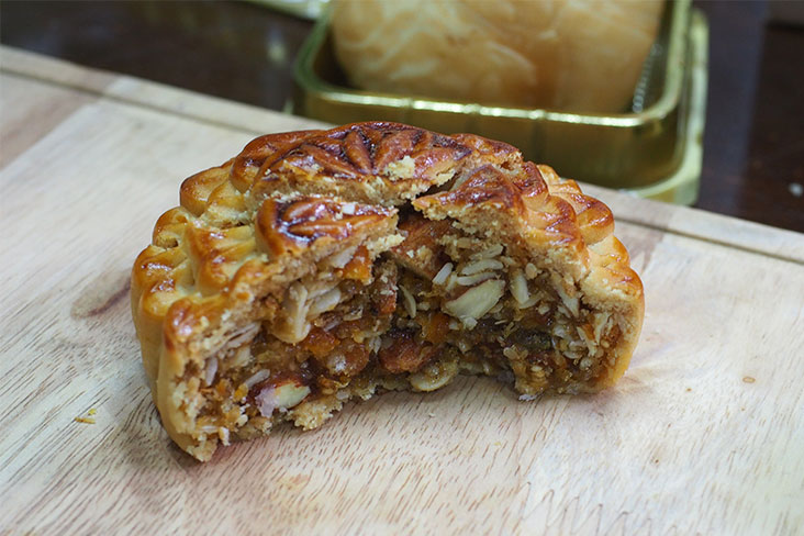 Their assorted nuts mooncake does not have any ham and is full of chunky, chopped nuts.