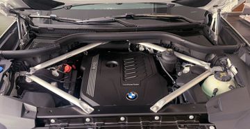 BMW X7 2023 M Sport sở hữu khả năng vận hành cực kỳ mượt mà, êm ái và hạn chế tối đa tiếng ồn