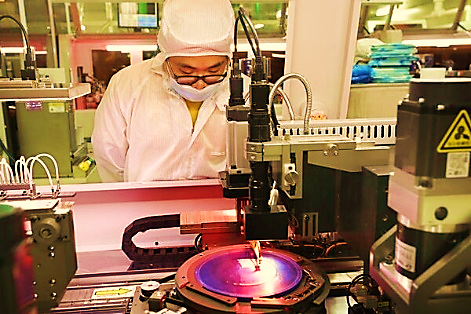 Một nhân viên sản xuất chip tại nhà máy của Công ty bán dẫn Jiejie ở Nam Thông, thuộc tỉnh Giang Tô, miền đông Trung Quốc, vào ngày 17 tháng 3 năm 2021.