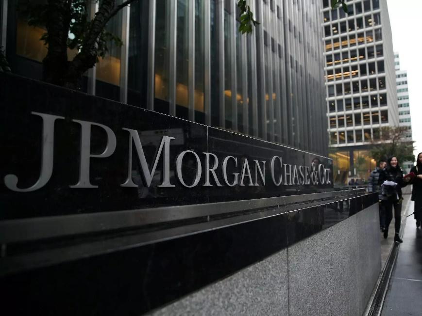 JPMorgan will pay a $125 million fine after allowing employees to discuss  bank business over WhatsApp | Business Insider India