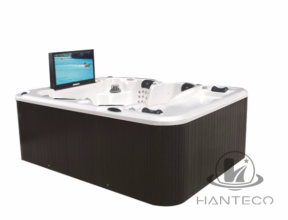 Phòng tắm sang trọng với bồn sục jacuzzi