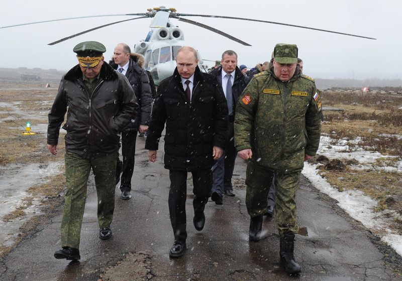 Путин и министр обороны Шойгу на военных учениях в Кирилловском (Михаил Клементьев/AFP/Getty)