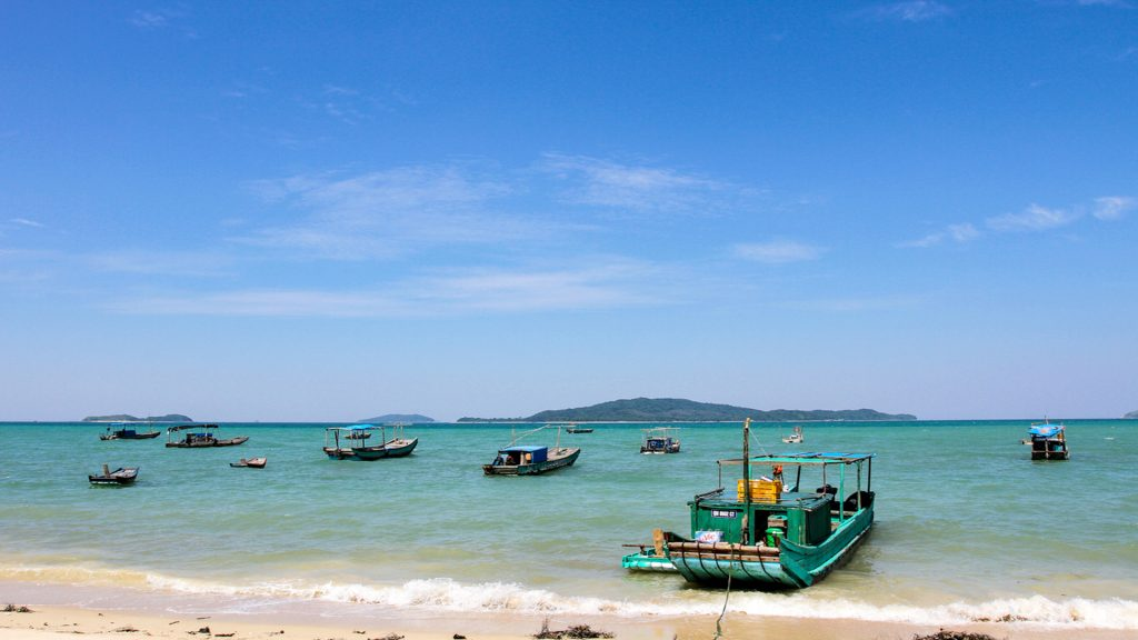 Các bạn có thể mua vé tàu gỗ hay tàu cao tốc để đến được đảo Cô tô
