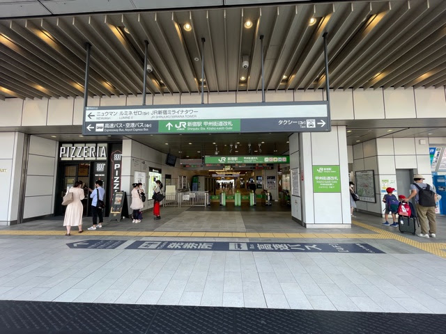 JR新宿駅　甲州街道出口画像。